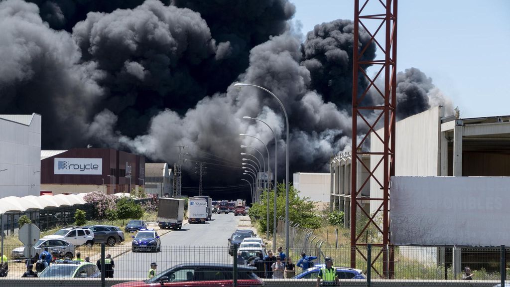 Controlan el incendio en una planta química de Alcalá de Guadaíra que deja dos heridos: "Daba mucho miedo"