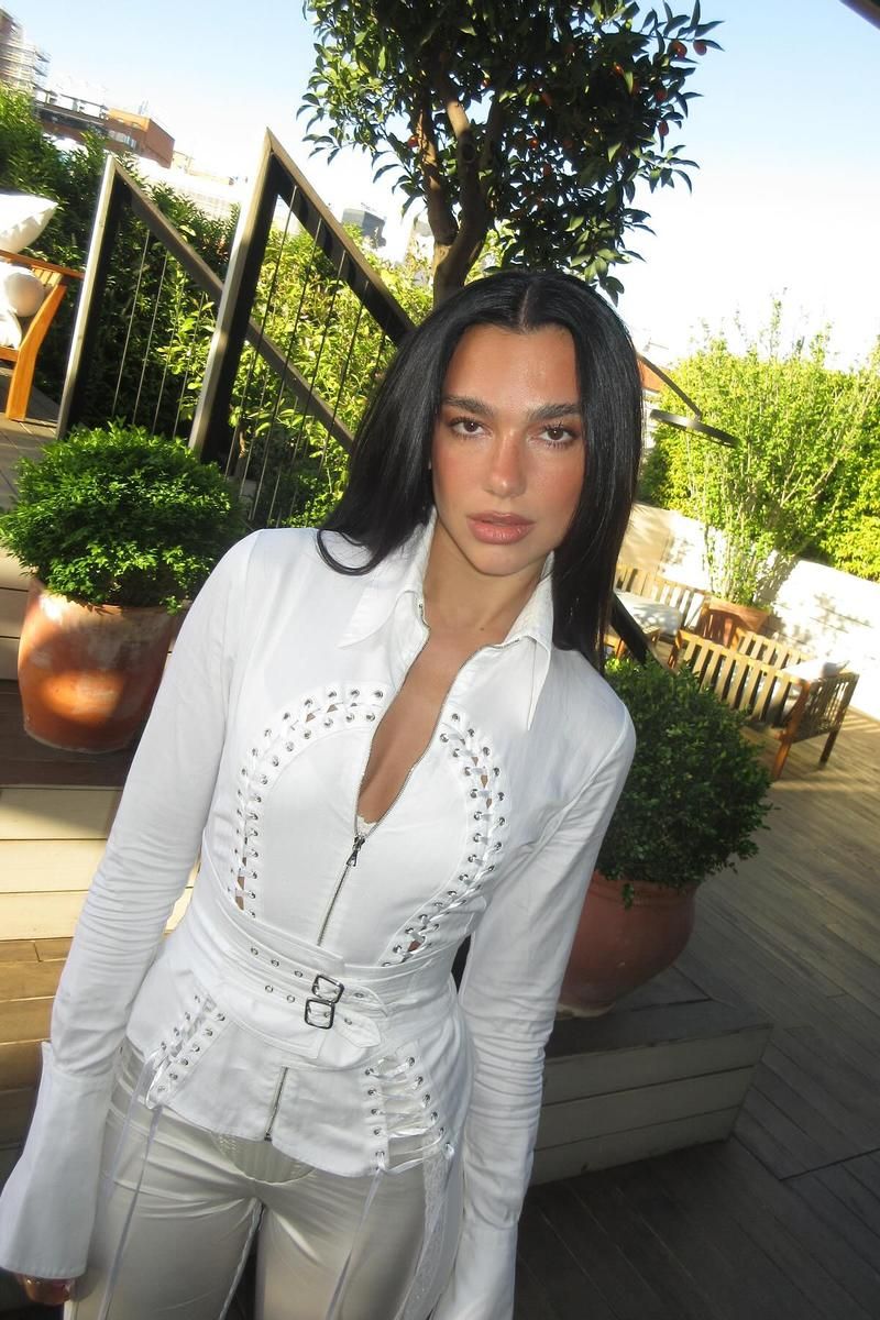 Dua Lipa en la terraza del Hotel Madrid EDITION, donde se hospeda en su visita a Madrid