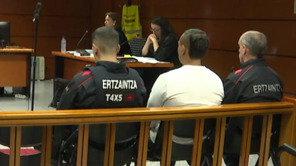 El acusado, de espaldas, en el juicio