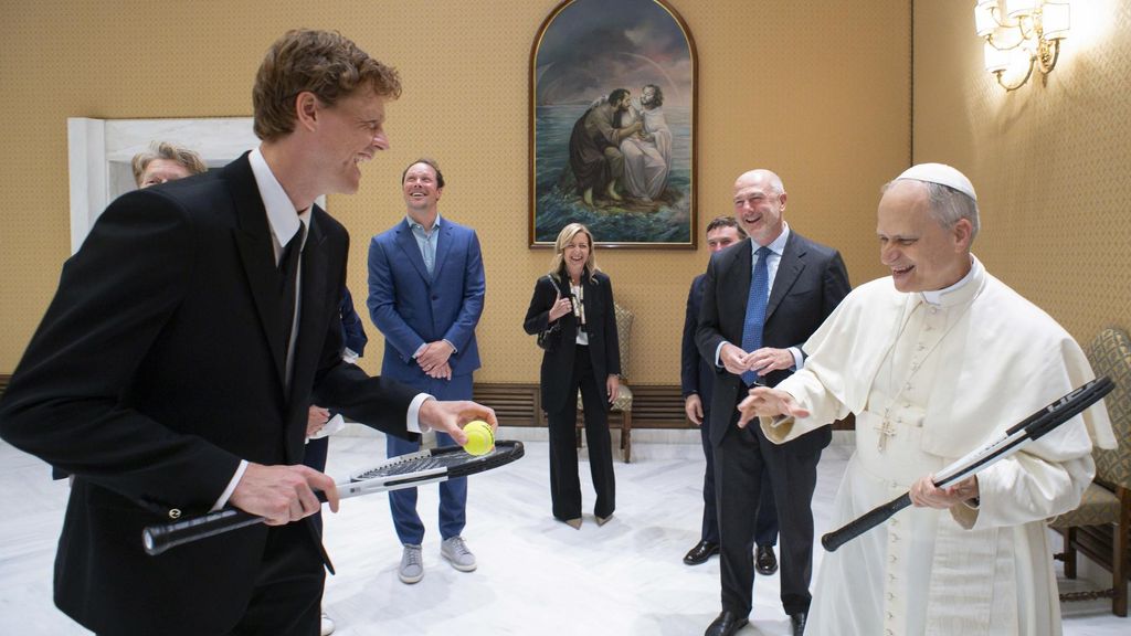 El papa León XIV se reúne con el tenista italiano Jannik Sinner en el Vaticano: "¿Quieres jugar un poco?"