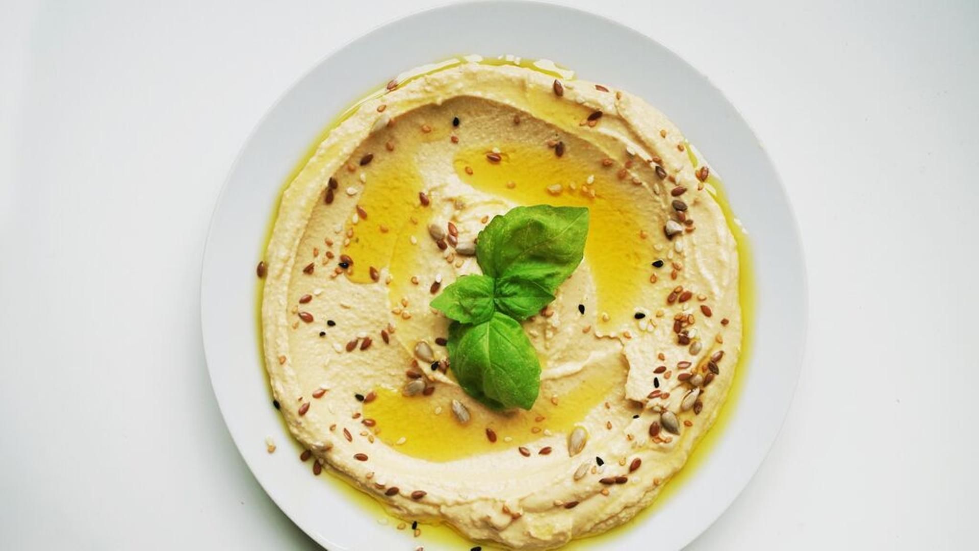 El secreto para hacer un hummus súper cremoso. El secreto para hacer un hummus súper cremoso.