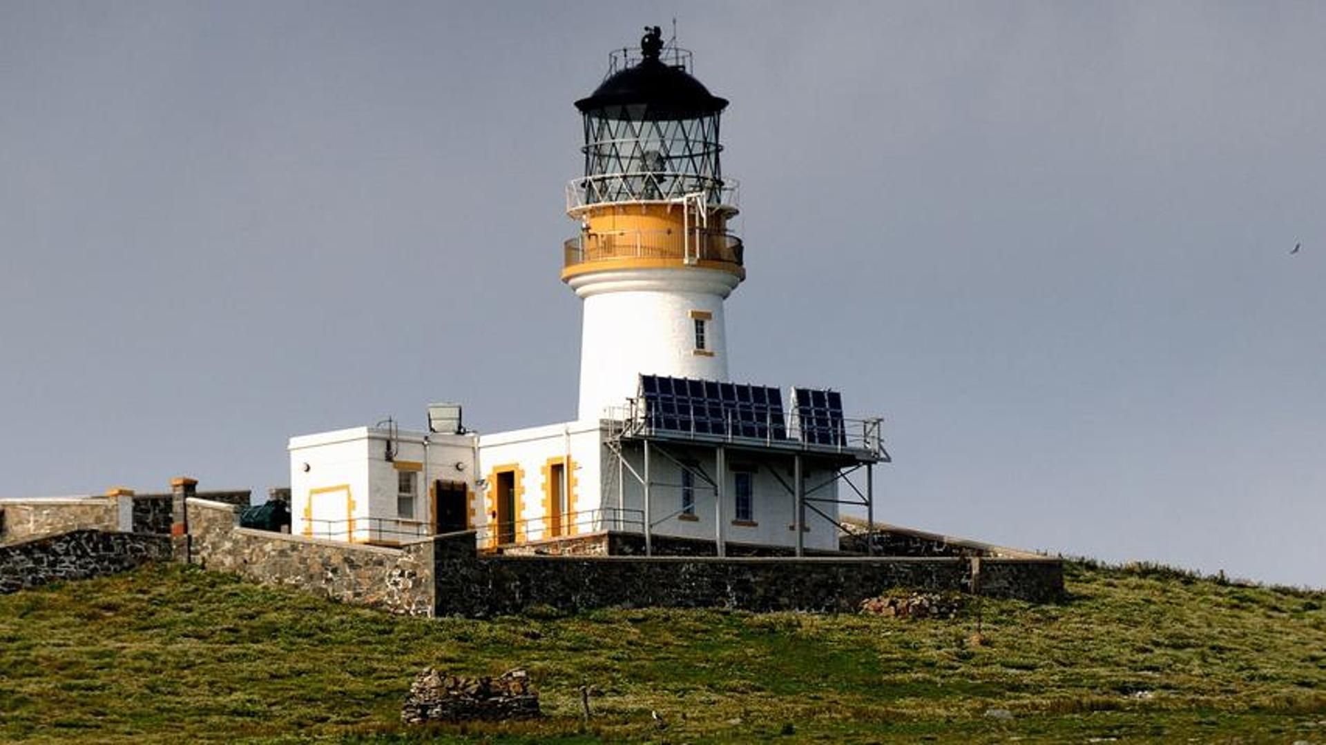 El faro de Eilean Mòr sigue activo en la actualidad.
