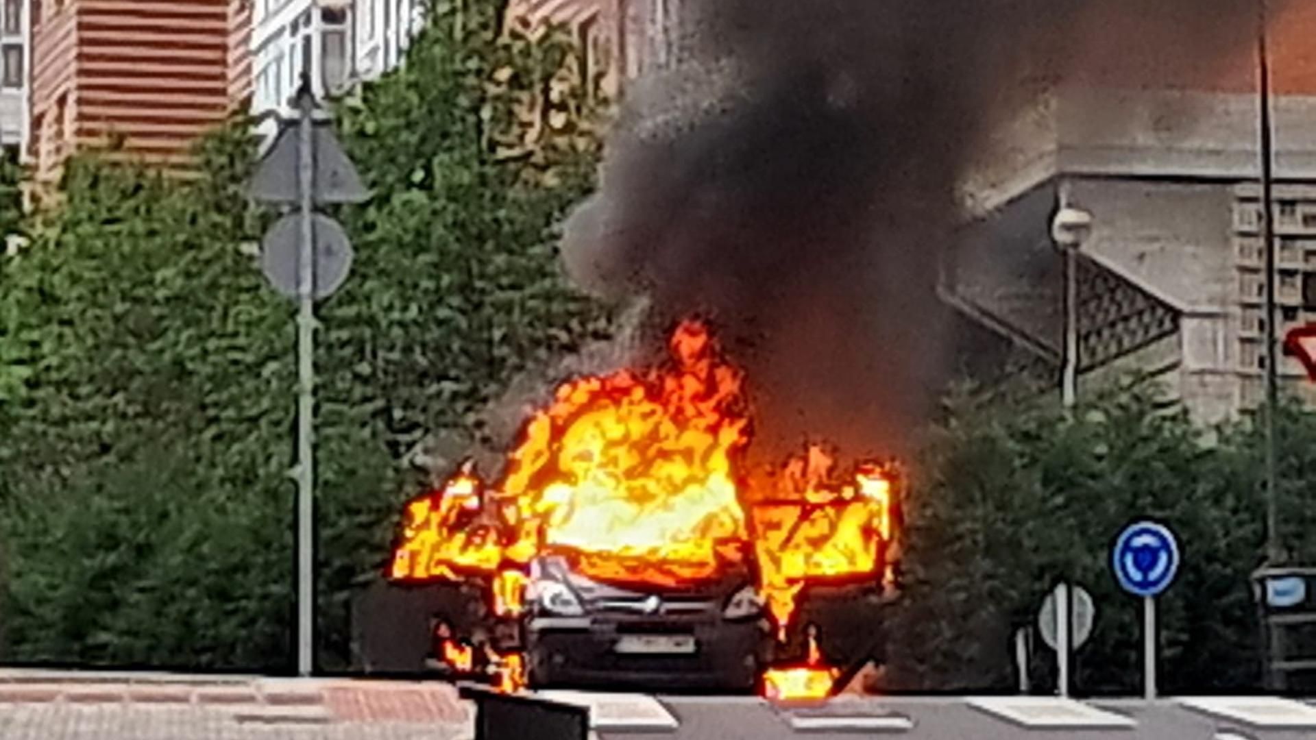 Imagen del coche que ardió el lunes también en Otxarkoaga.