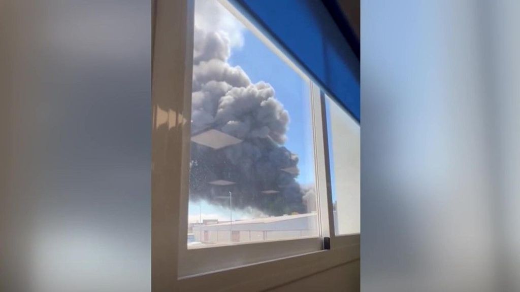 El miedo de los testigos durante las explosiones en el incendio de la fábrica de Sevilla: "Impresiona esta columna de humo negro"