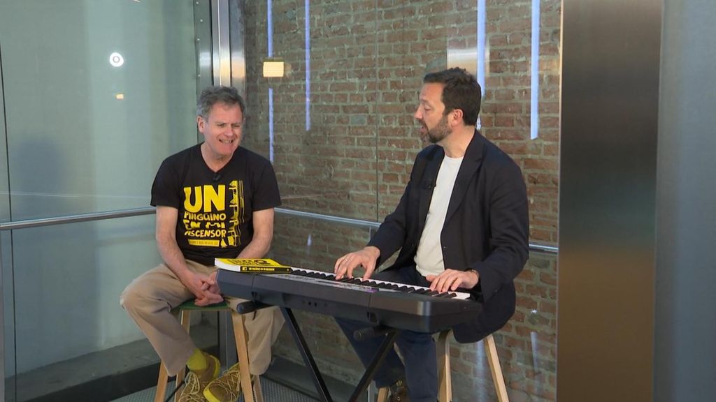 José Luis Moro, ‘Un pingüino en mi ascensor’, repasa en un libro la trayectoria de su banda