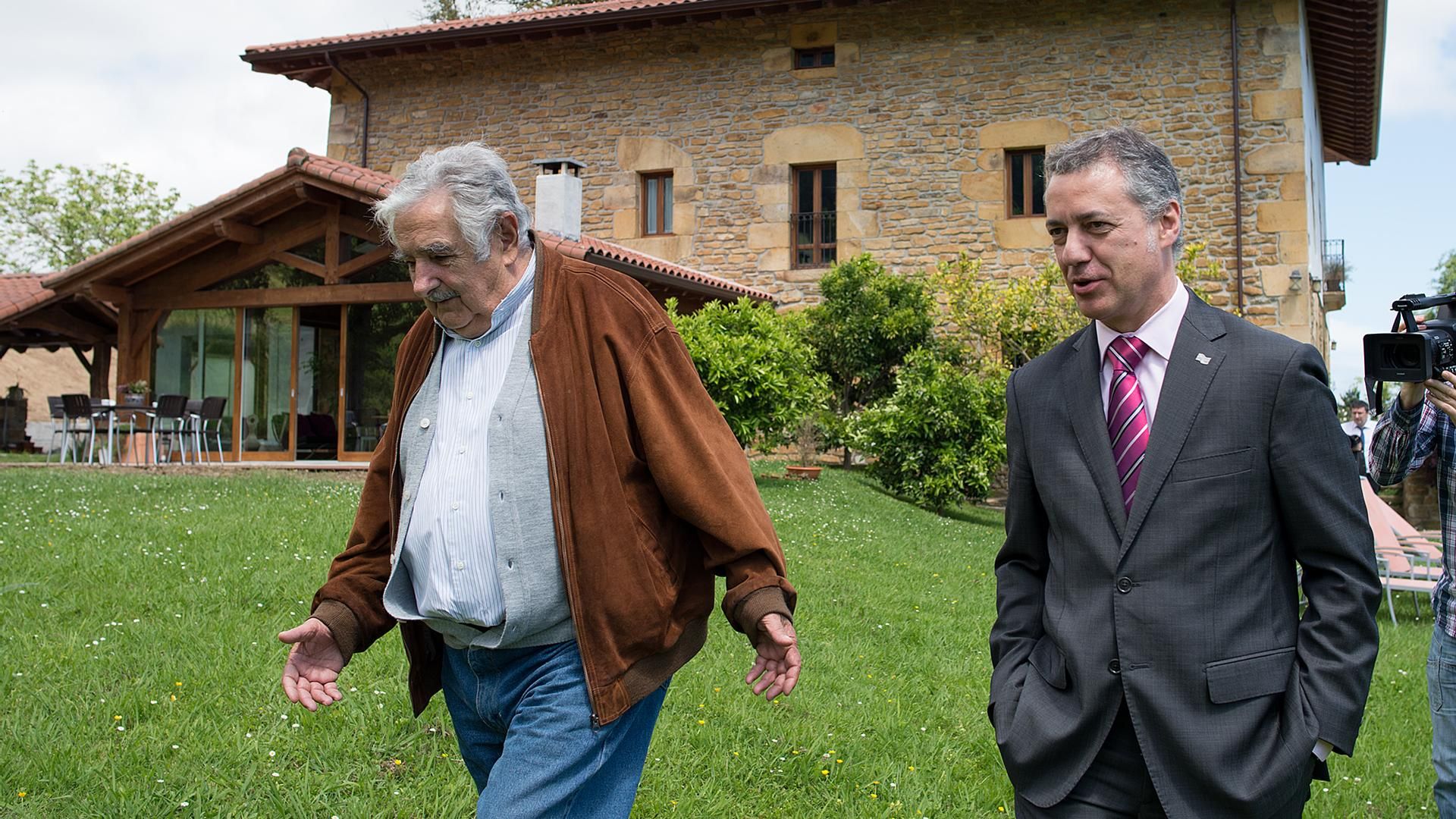 José Mujika junto al entonces lehendakari Urkullu en su paseo por Muxika