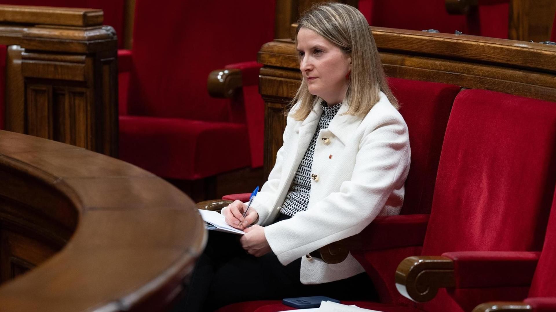 La consellera de Derechos Sociales e Inclusión, Mònica Martínez, durante una sesión plenaria en el Parlament de Catalunya,