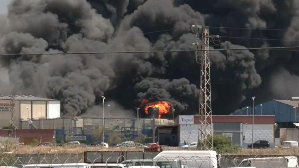 La fábrica incendiada en Alcalá de Guadaíra almacenaba hasta 200.000 litros de líquidos corrosivos e inflamables