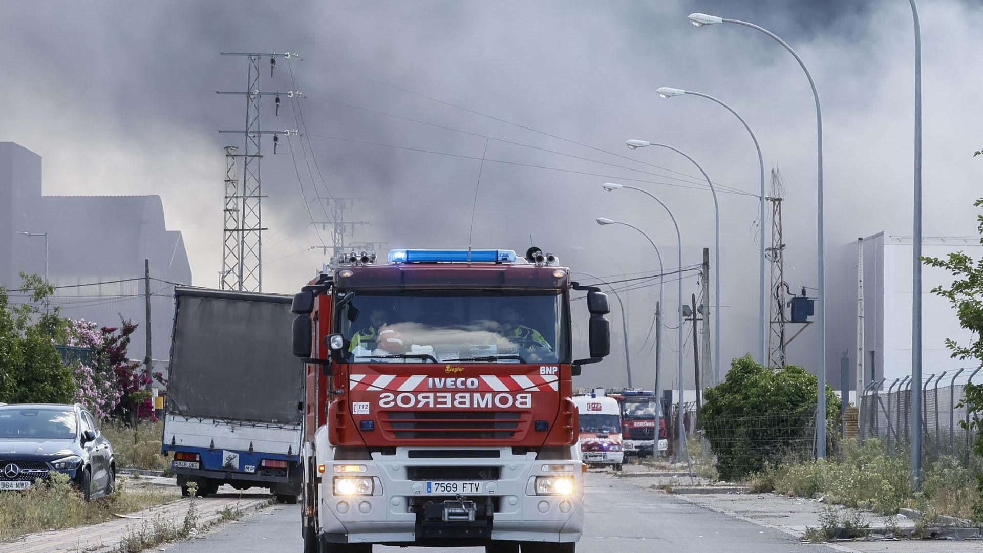 La Junta de Andalucía envía una alerta a los ciudadanos por el incendio en una planta industrial