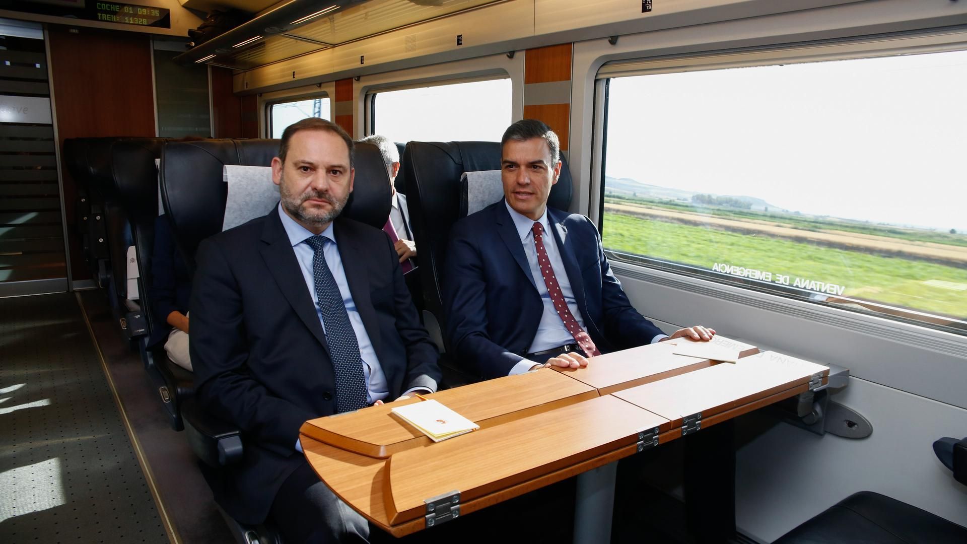 Los mensajes de WhatsApp entre Pedro Sánchez y José Luis Ábalos: ¿hay delito en la filtración?