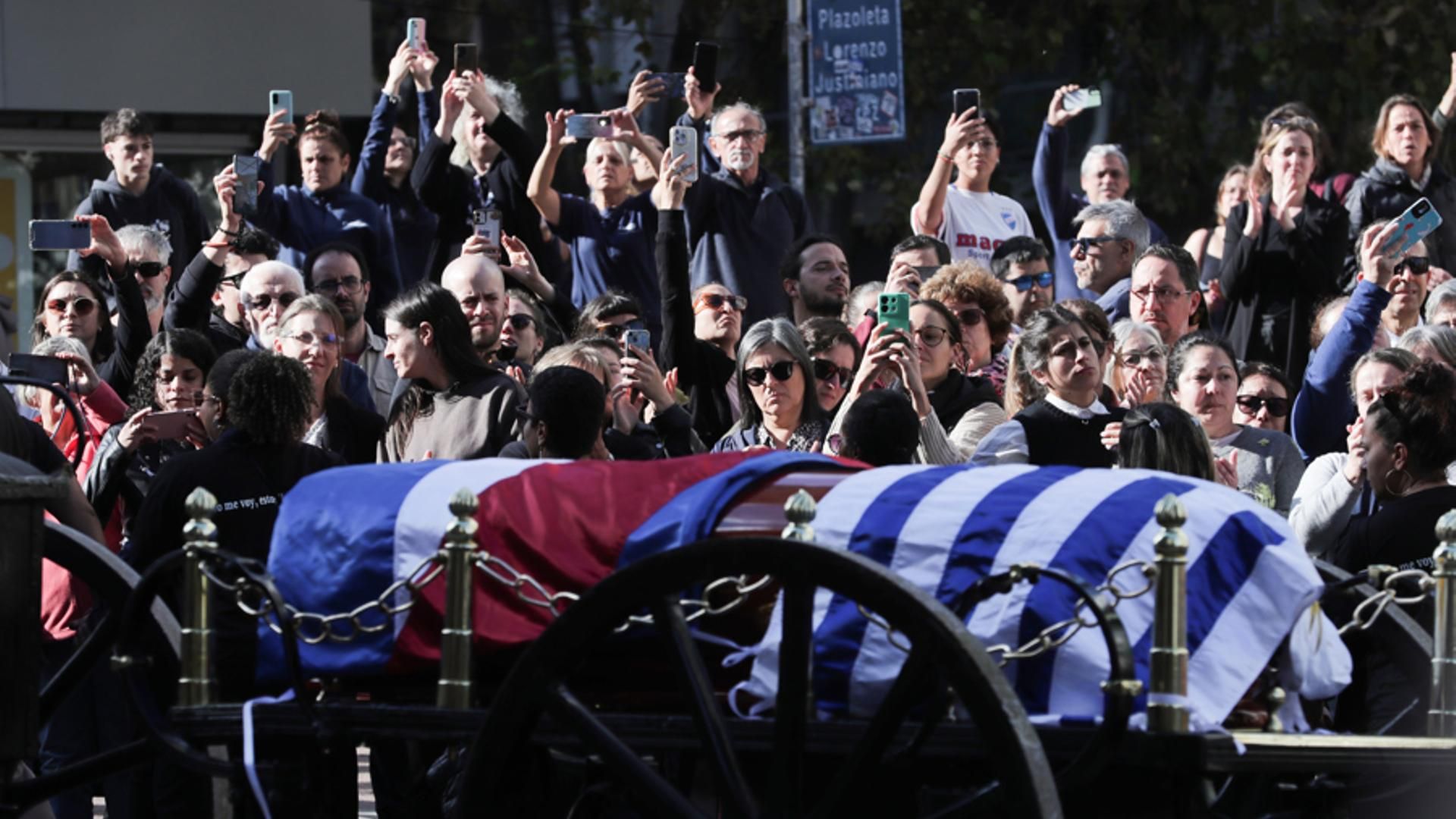 Miles de personas acompañan el féretro de José Mujica por las calles de Montevideo: el cuerpo llegará hasta la Plaza Independencia