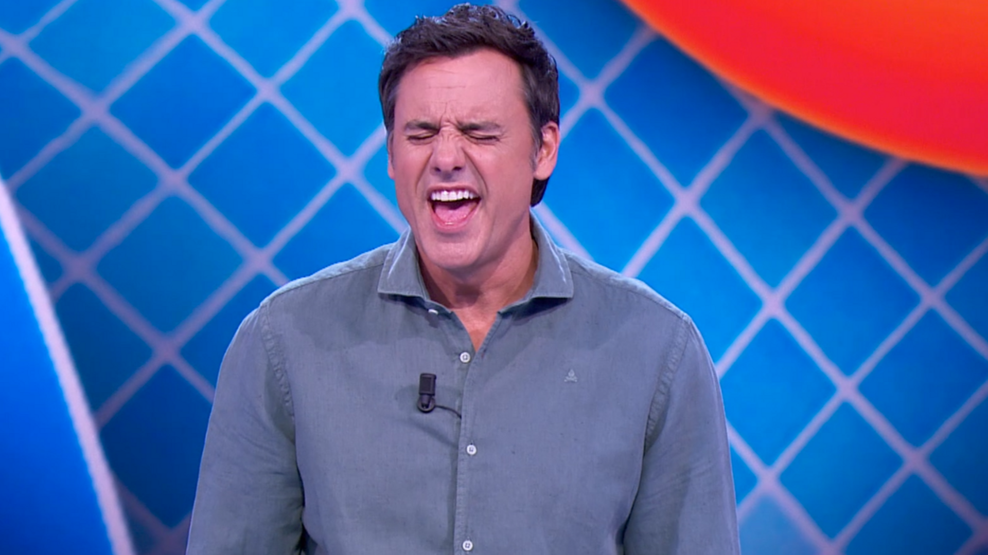 ¡Momentazo! Ion Aramendi realiza una cómica interpretación de un gran éxito mundial en 'Reacción en cadena'