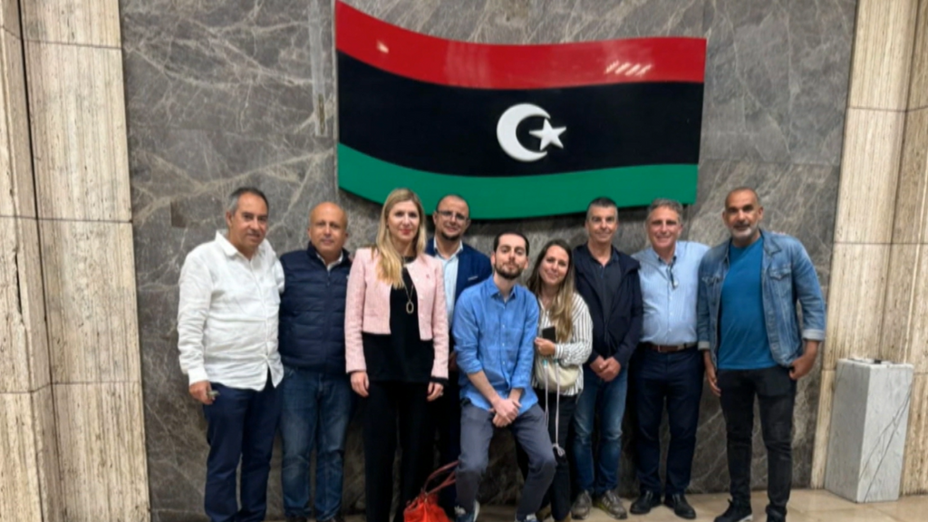 Nueve españoles, atrapados en Libia por una guerra de milicias: "Llevamos con fuego abierto toda la noche"