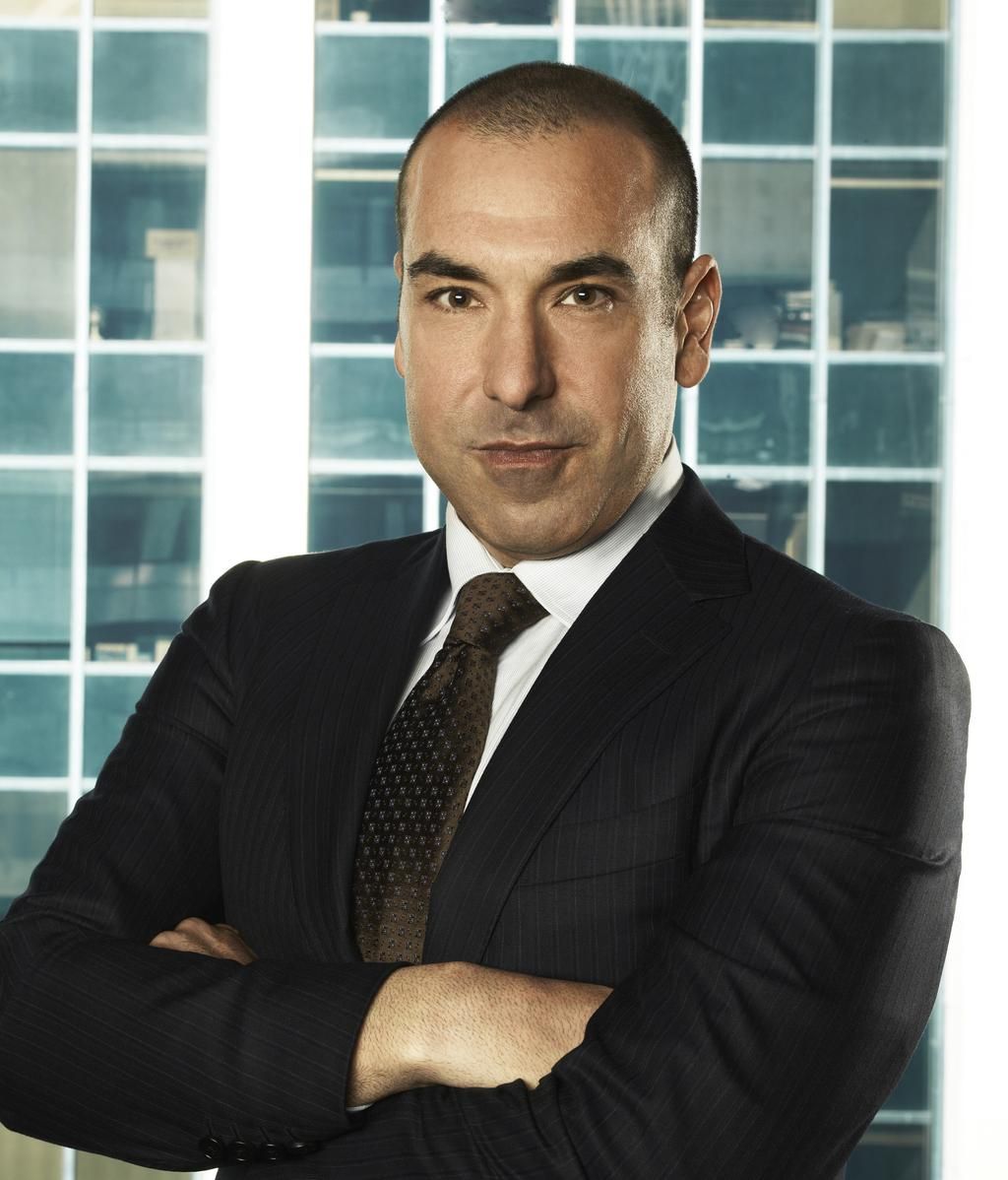 Rick Hoffman es Louis Litt