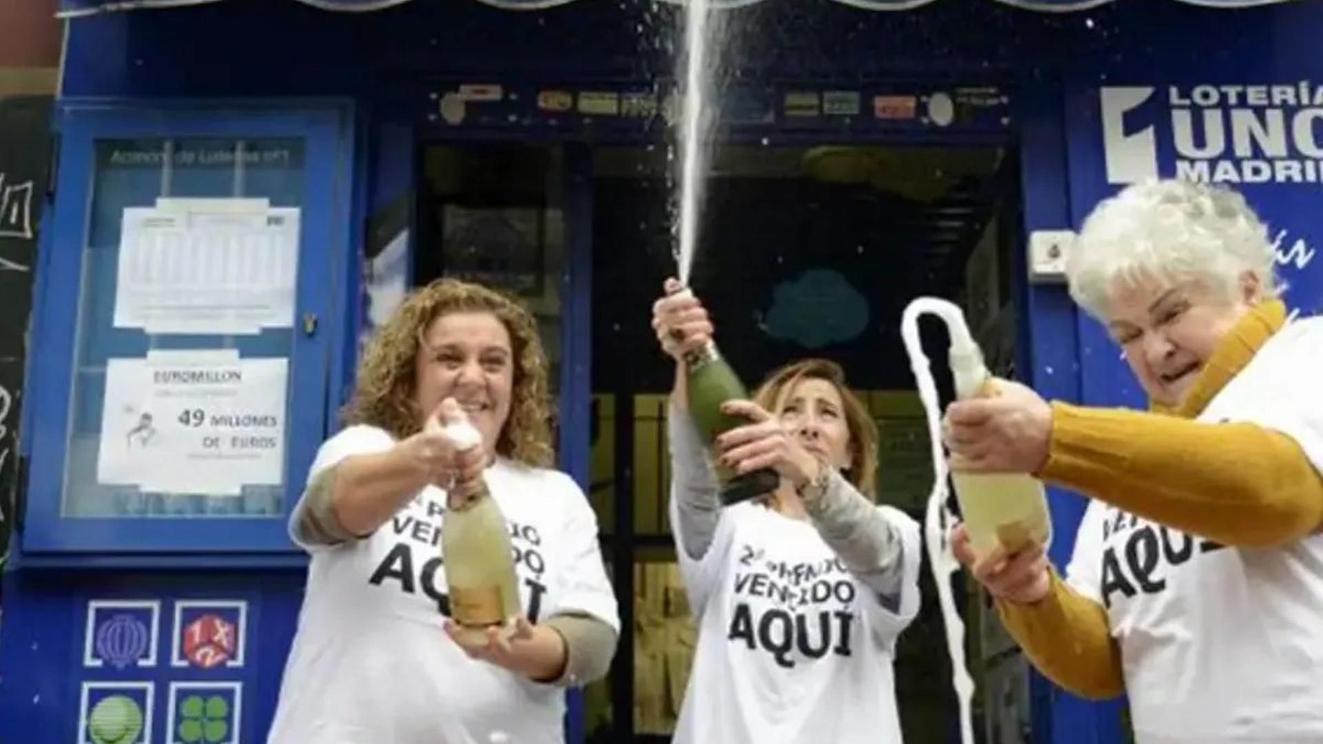 Tres amigas celebrando un premio de la lotería Tres amigas celebrando un premio de la lotería