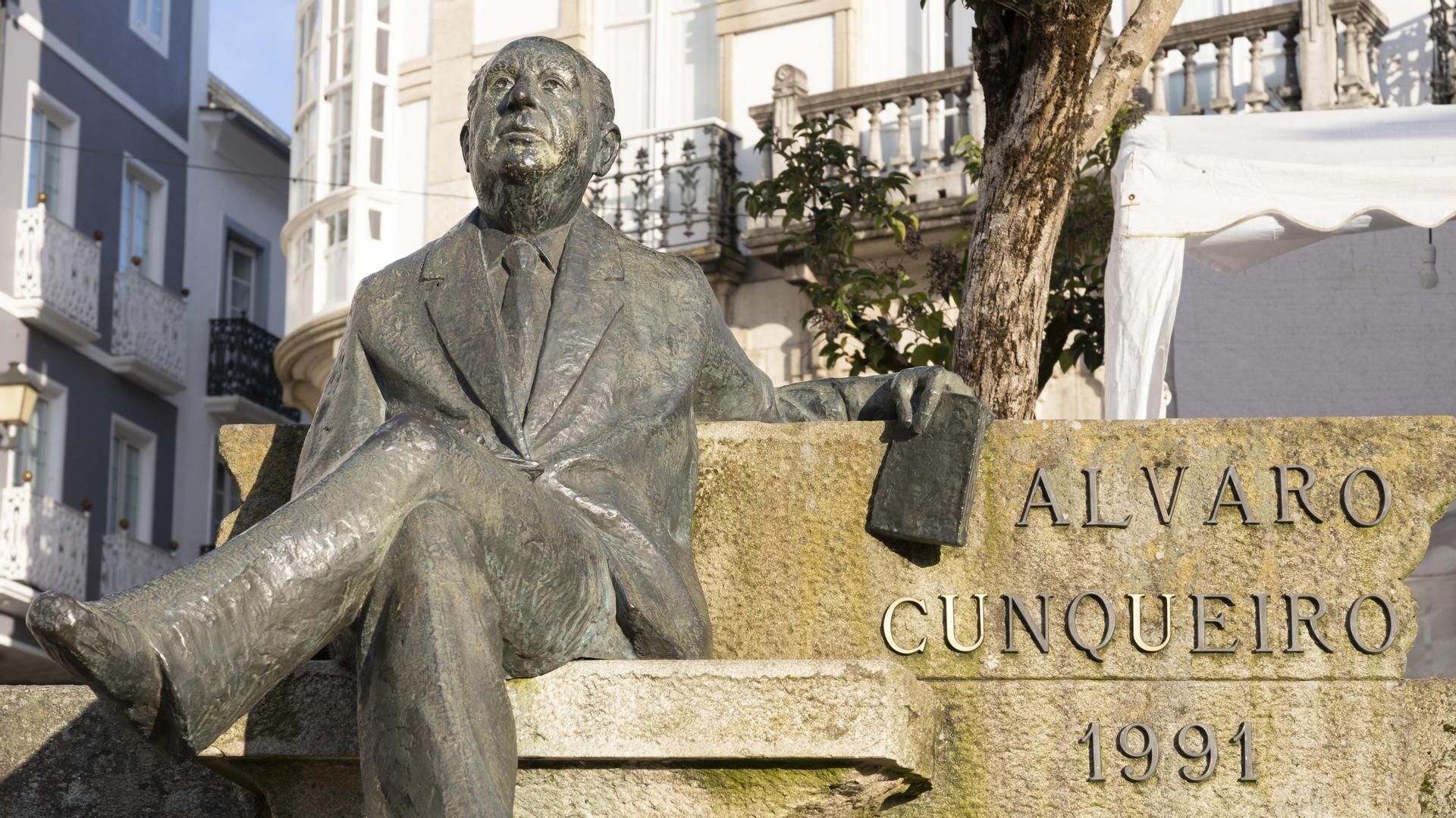 Una estatua de Álvaro Cunqueiro