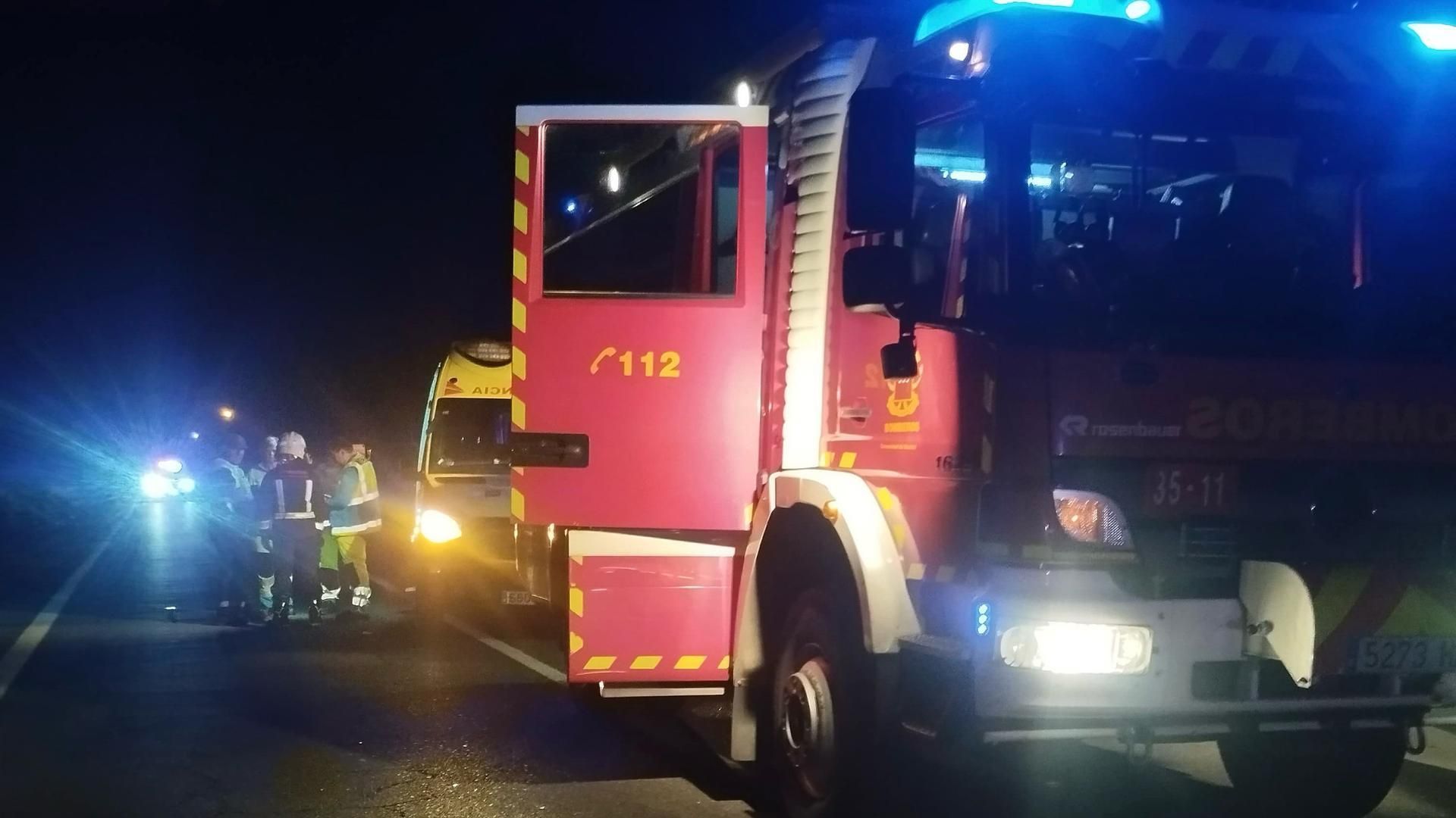 Bomberos de la Comunidad de Madrid intervienen para asegurar la circulación de la M-501 tras el atropello mortal de un joven de 20 años.