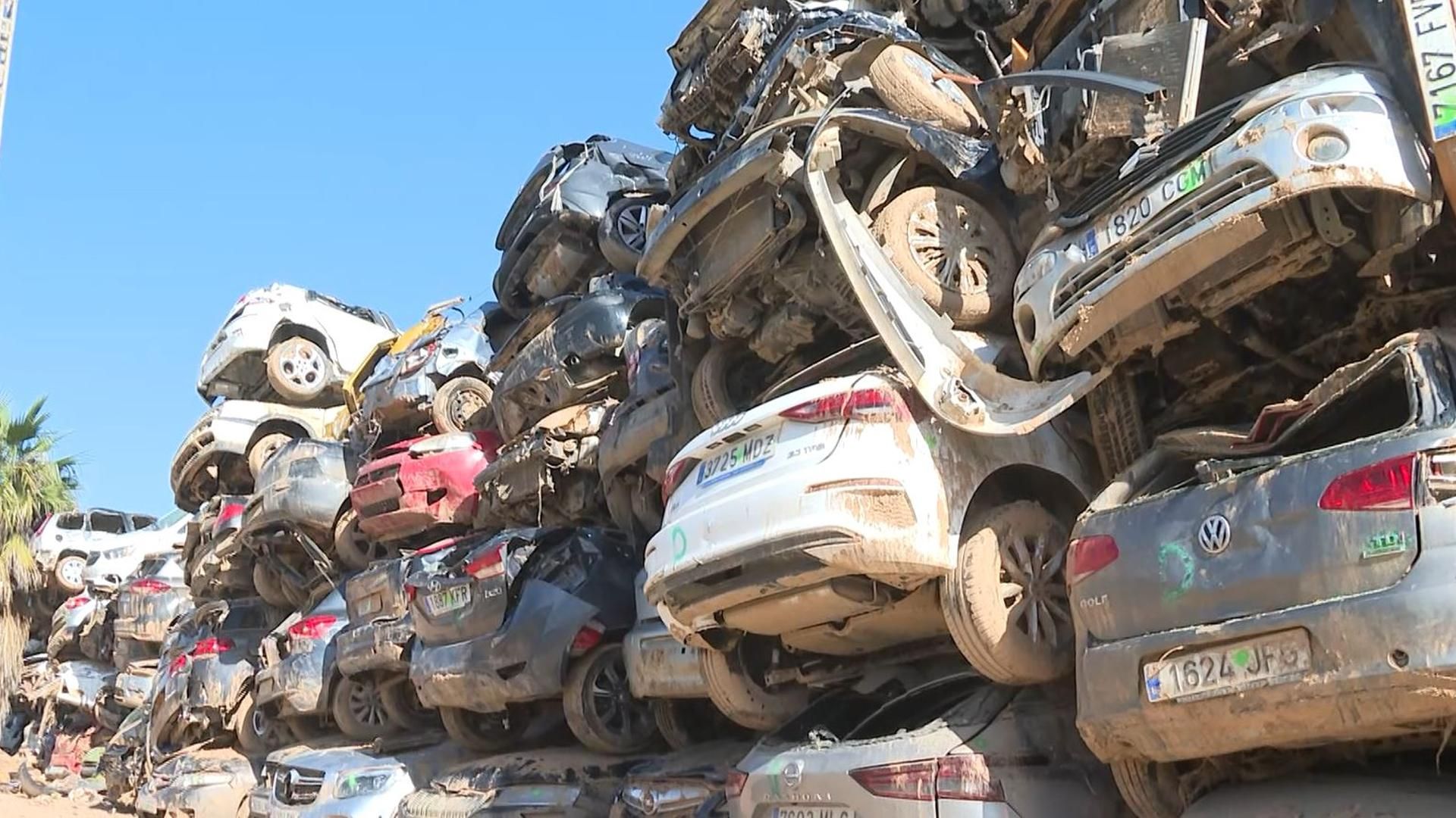 Coches apilados en una campa