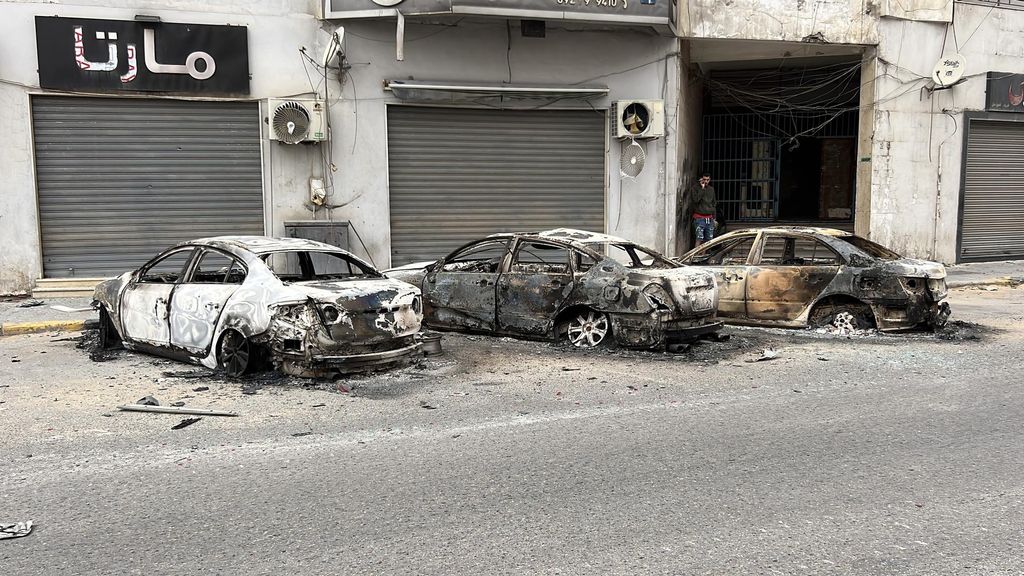 Coches quemados en las calles de Trípoli, Libia