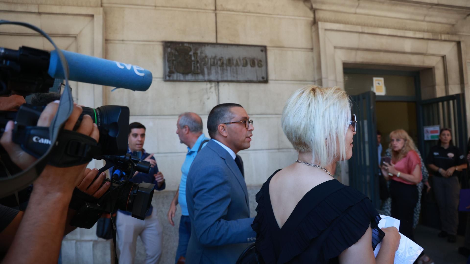 El abogado José Antonio Sires y la mujer denunciante