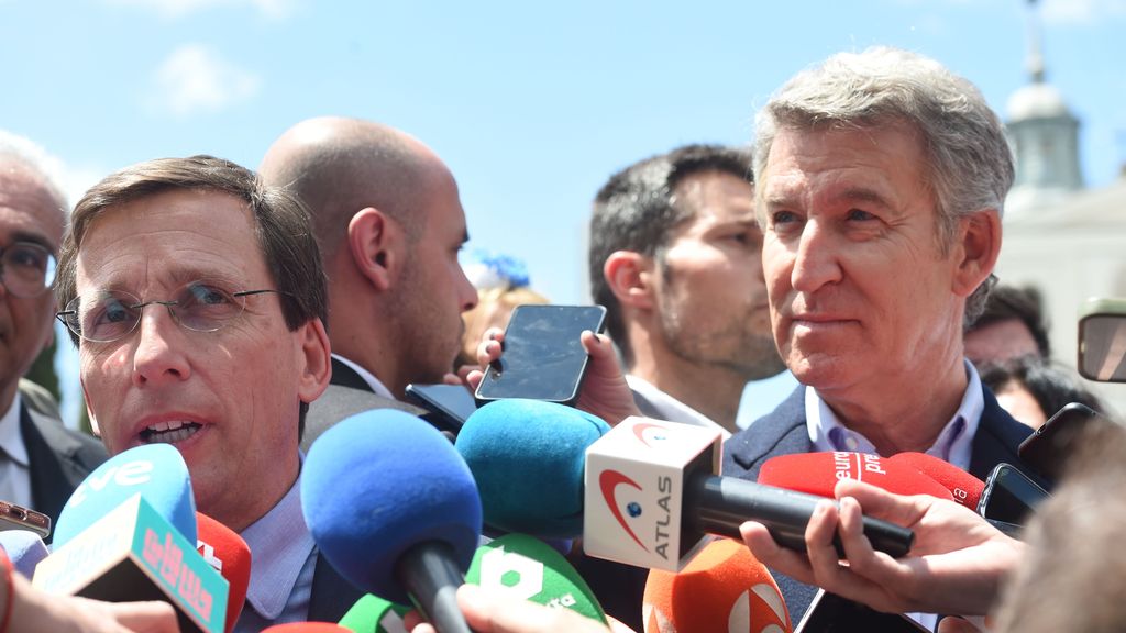 El alcalde de Madrid, José Luis Martínez-Almeida, y el presidente del PP, Alberto Núñez Feijóo, en la pradera de San Isidro