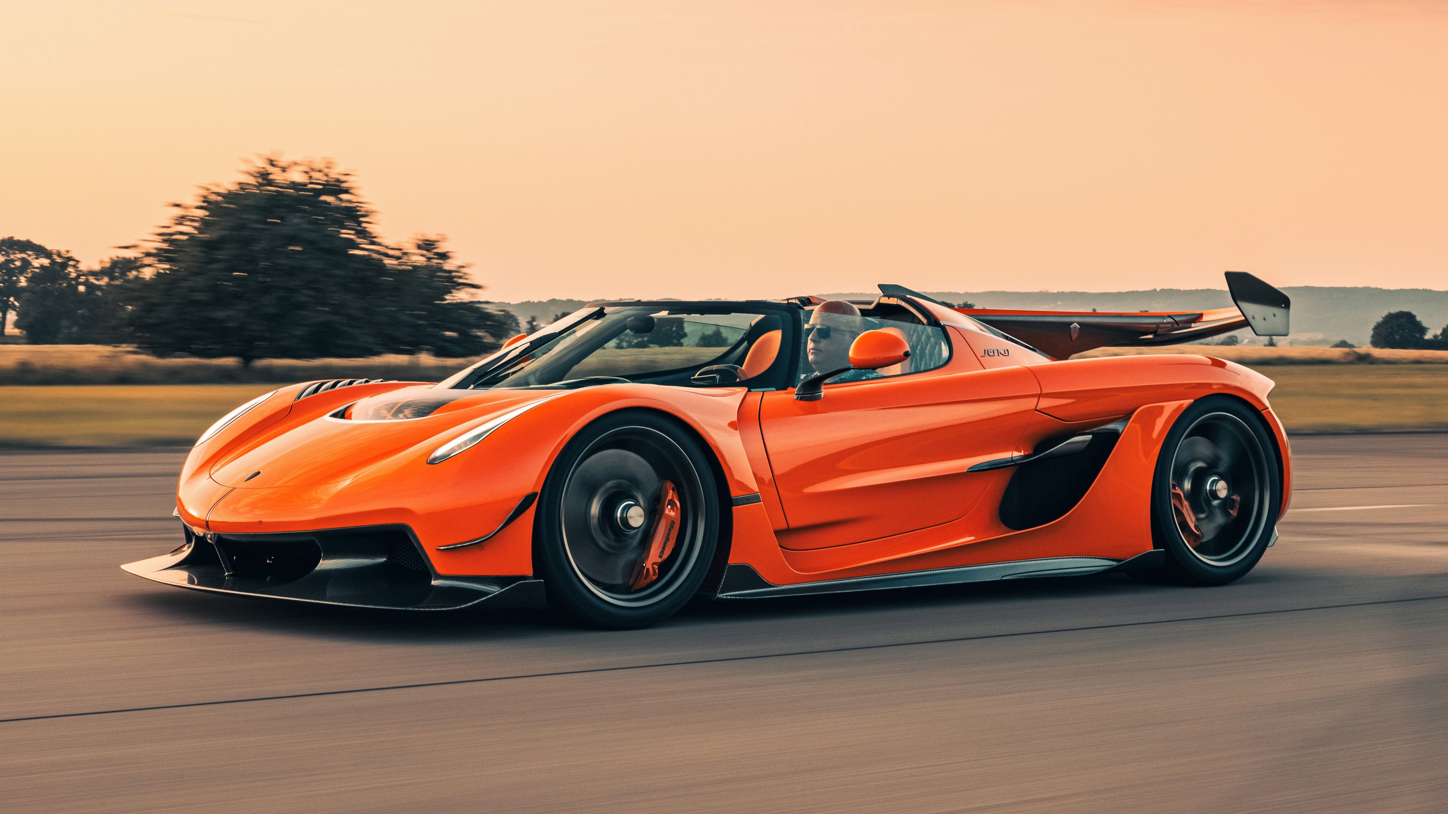 El coche más rápido del mundo es, actualmente, el Koenigsegg Jesko Absolut, que alcanza los 531 km/h.