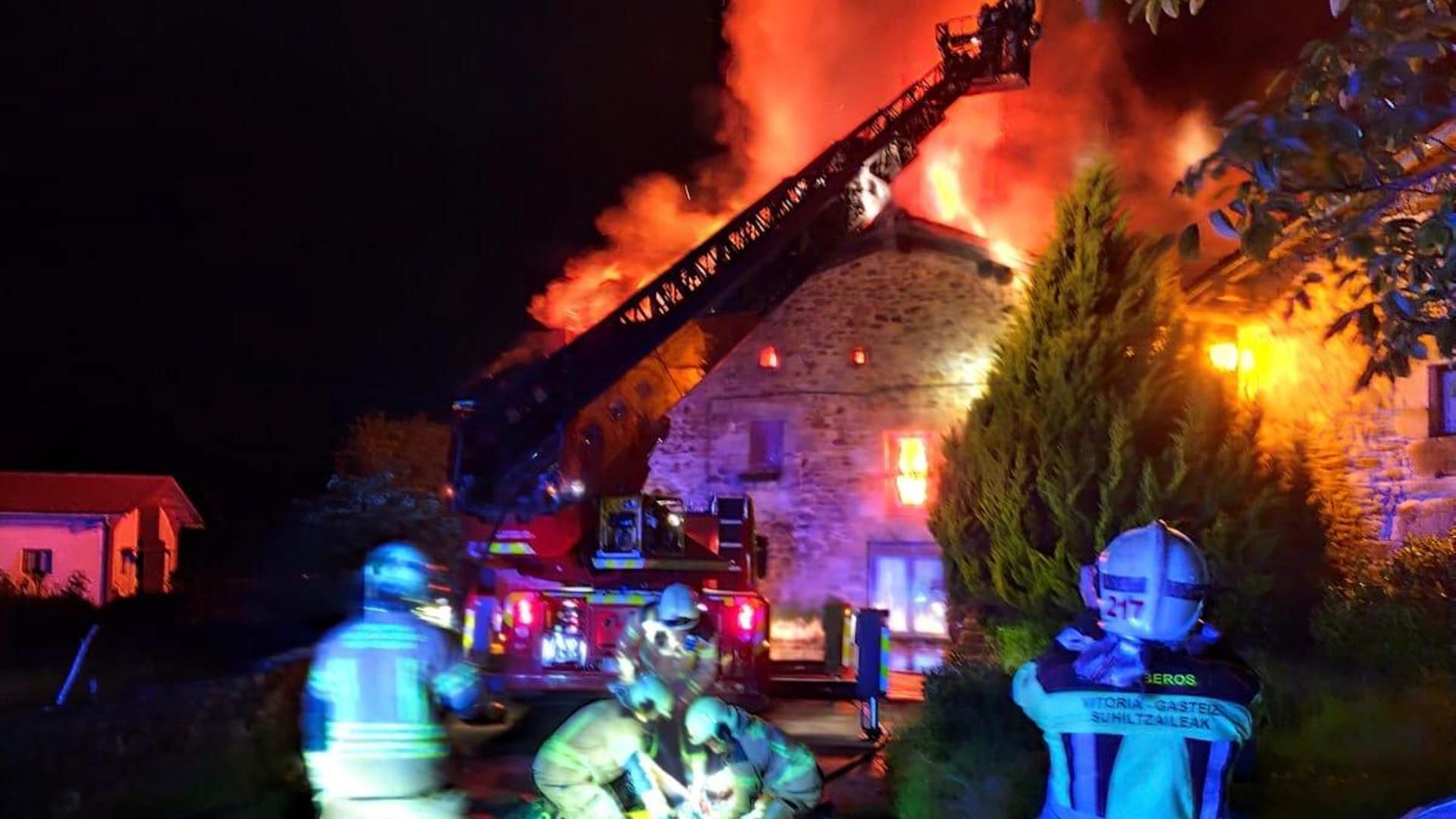 El del lunes, es el segundo incendio que sufre este caserío centenario en 15 años El del lunes, es el segundo incendio que sufre este caserío centenario en 15 años
