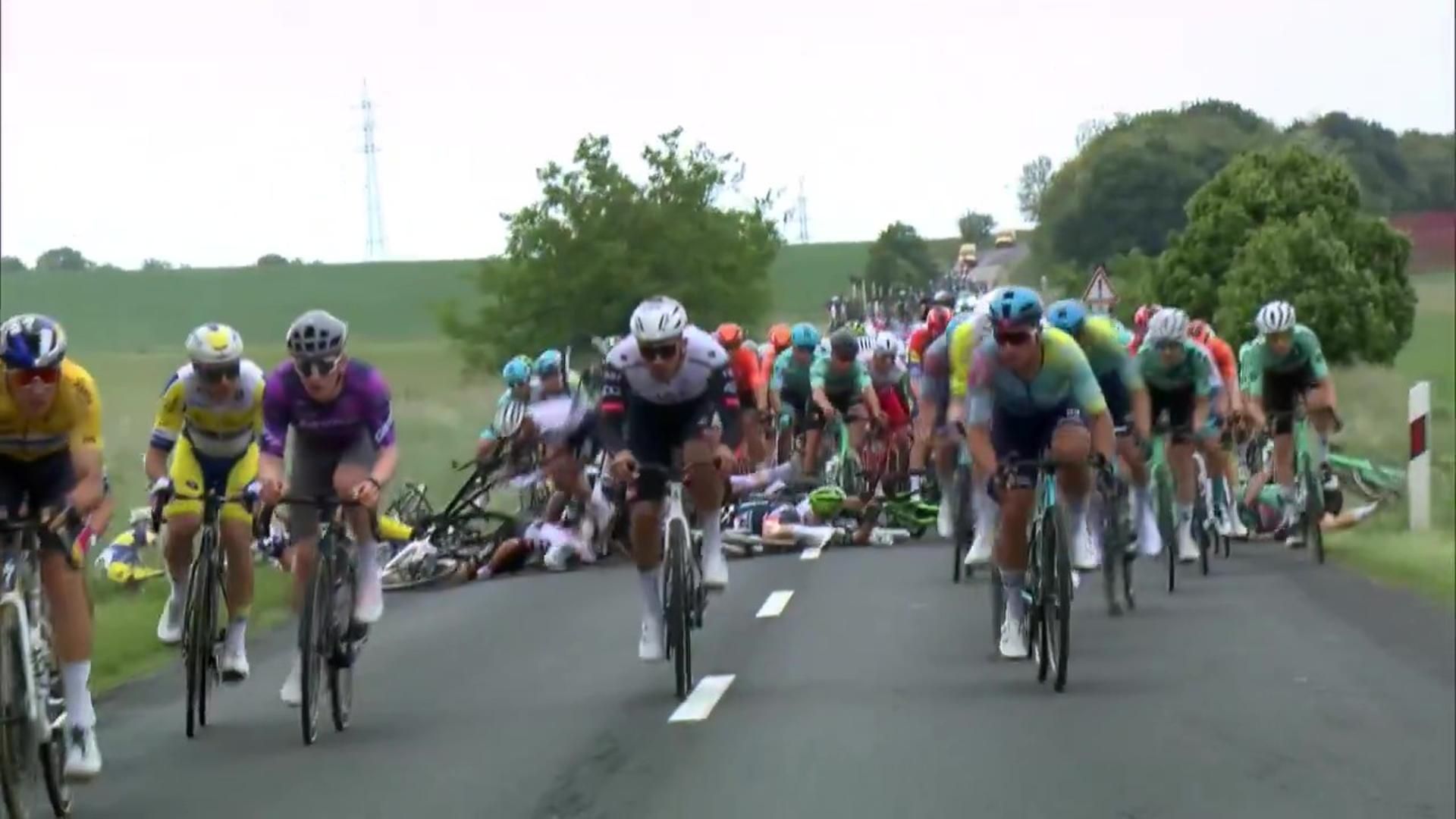 El momento de la caída en el Tour de Hungría