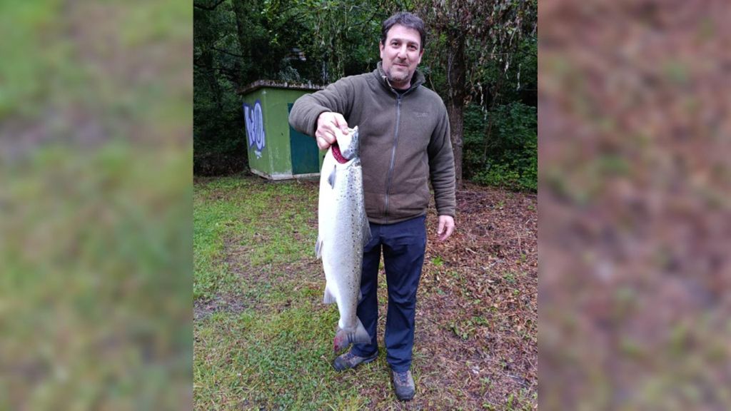 El navarro David Miranda con el 'Lehenbiziko' que ha capturado