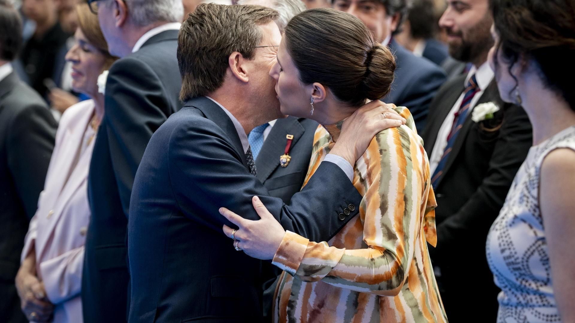 EuropaPress 6720946 alcalde madrid jose luis martinez almeida saluda mujer teresa urquijo