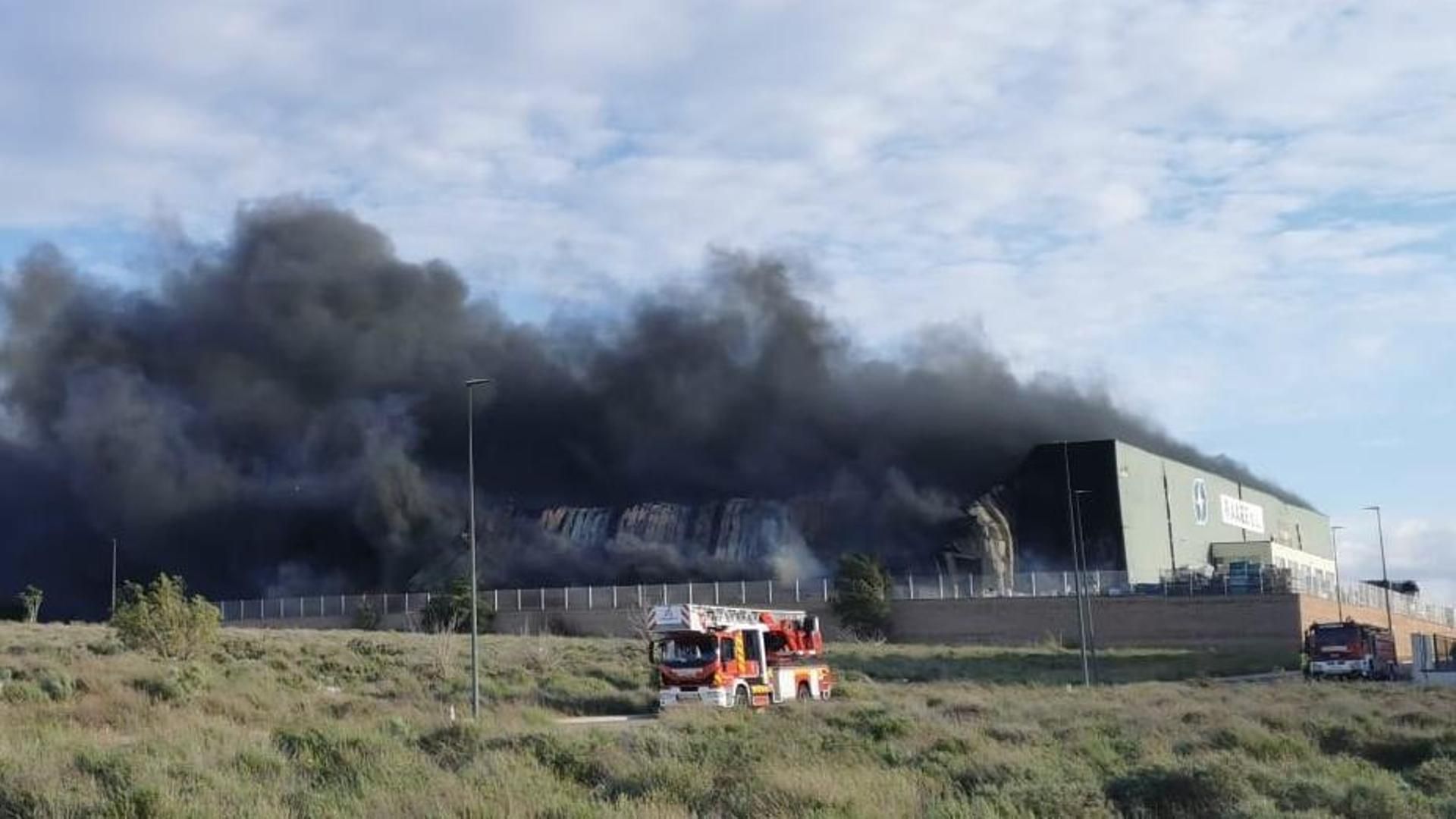 Incendio en una nave industrial de Zaragoza