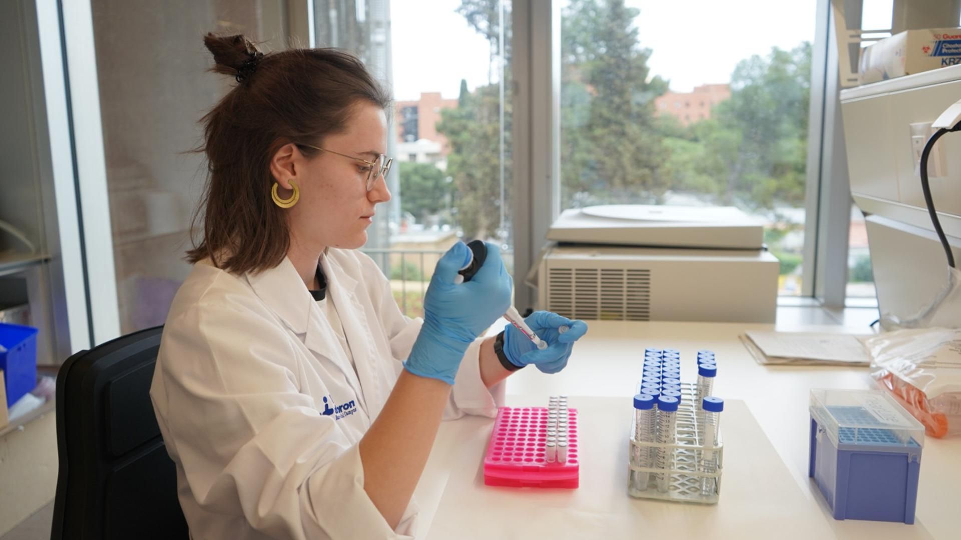 La investigadora predoctoral del Vhir y co-primera autora del estudio, Uxue Zubizarreta-Arruti, en el laborario.
