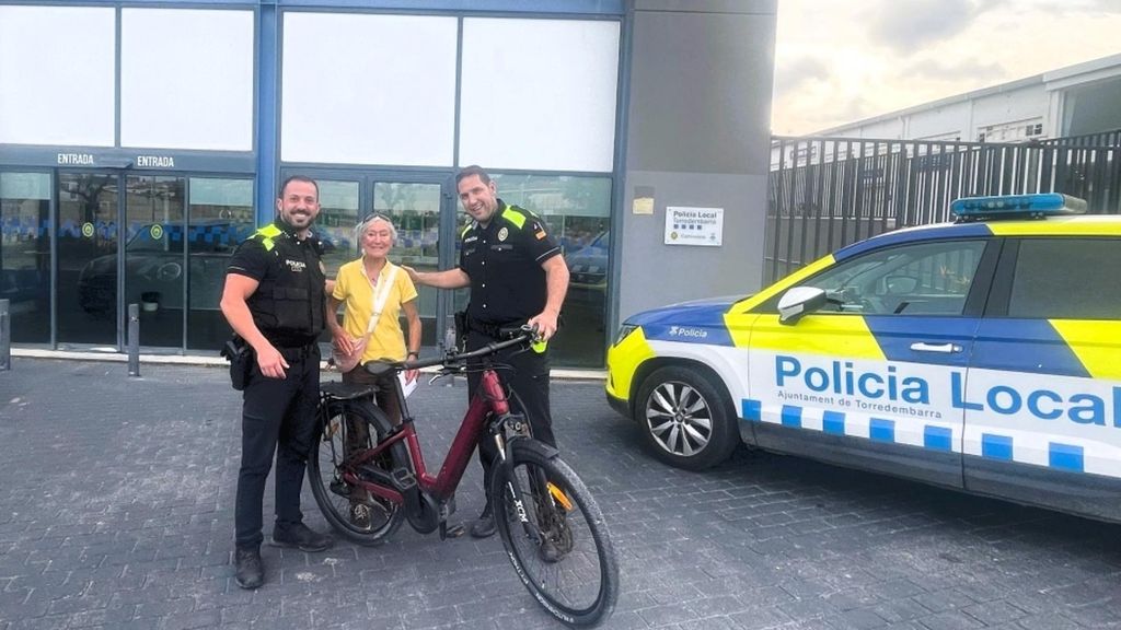 Los agentes con la propietaria de la bicicleta eléctrica