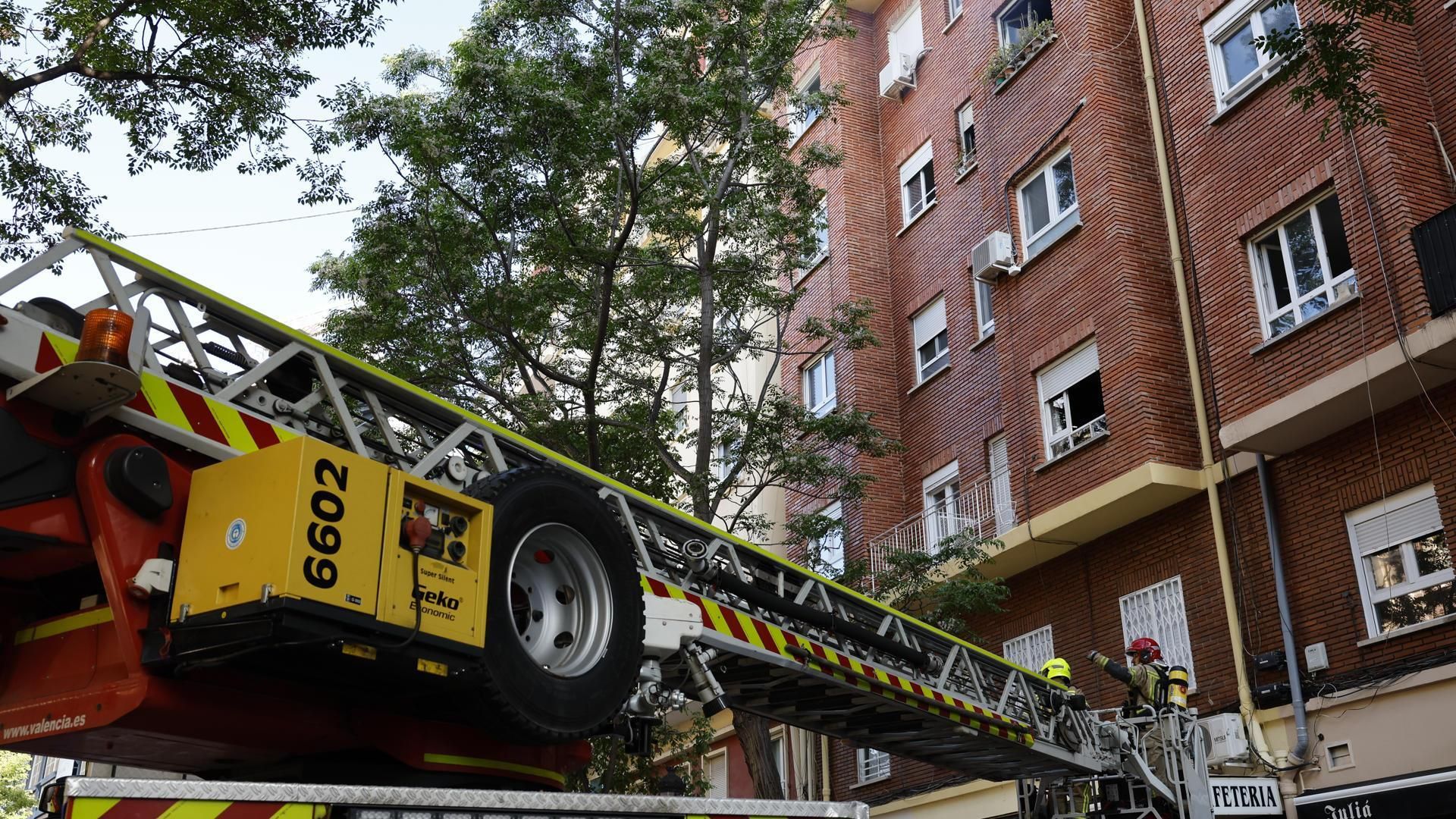 Los bomberos intervienen en un edificio para auxiliar a personas atrapadas. Imagen de archivo