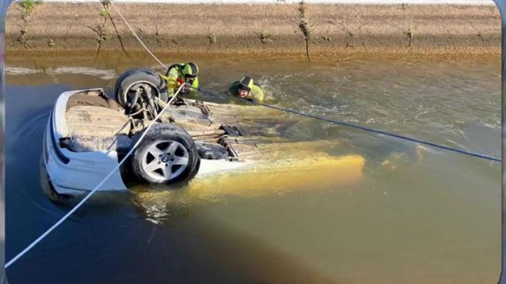 Última hora | Tres cuerpos hallados sin vida dentro de un vehículo volcado en un canal de riego en Huelva