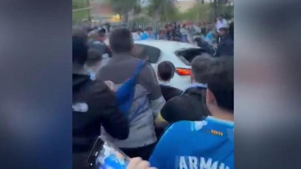 Un coche atropella a varios aficionados del RCD Espanyol antes del derbi contra el FC Barcelona