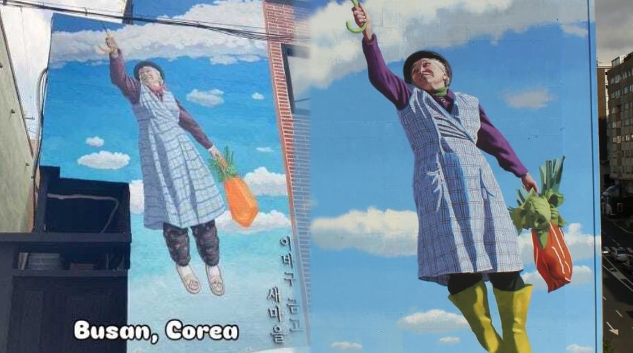 A la izqueierda la copia coreana de la superabuela. A la derecha el mural orginal, en Santiago