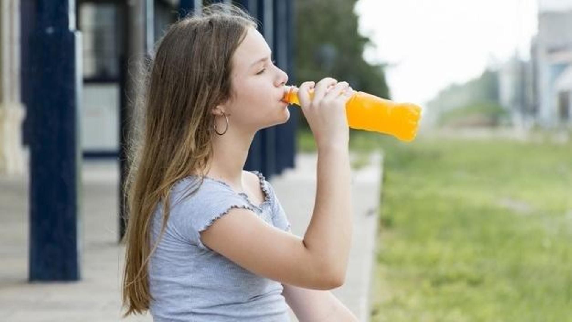 Adolescente bebiendo una bebida energética