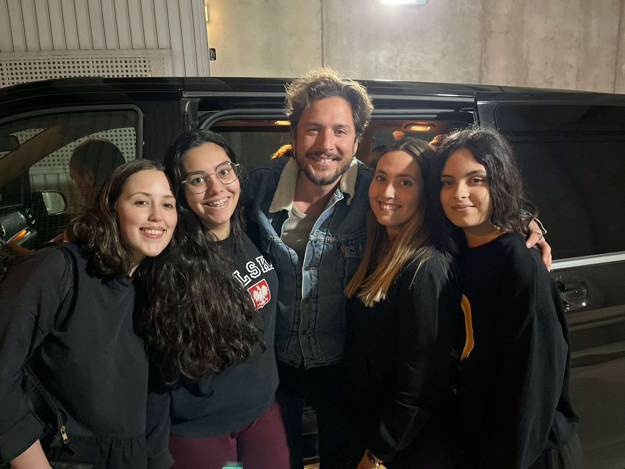 Ana y sus amigas junto a Manuel Carrasco en las inmediaciones del Estadio Olímpico de Sevilla