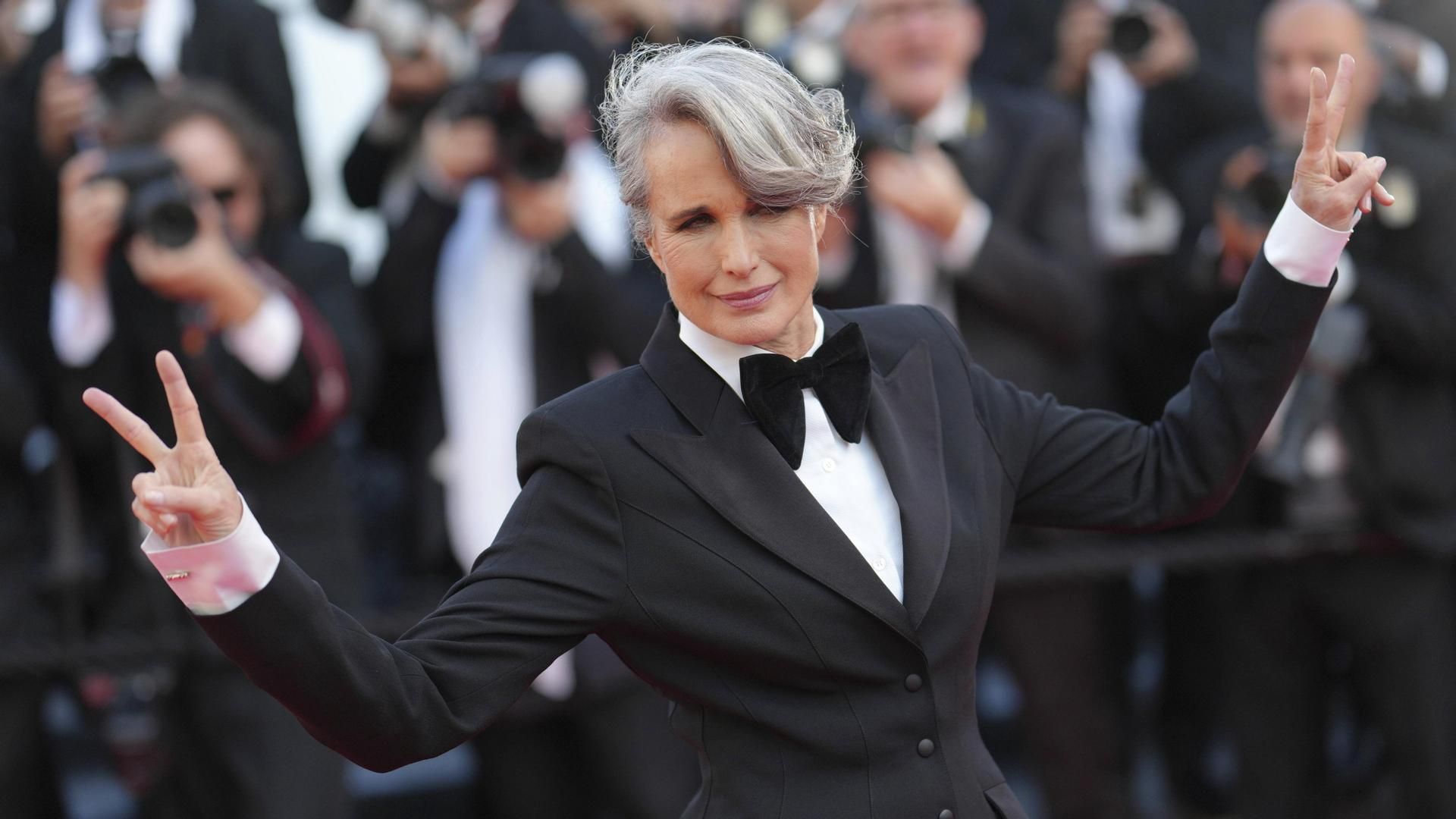 Andie MacDowell con smoking