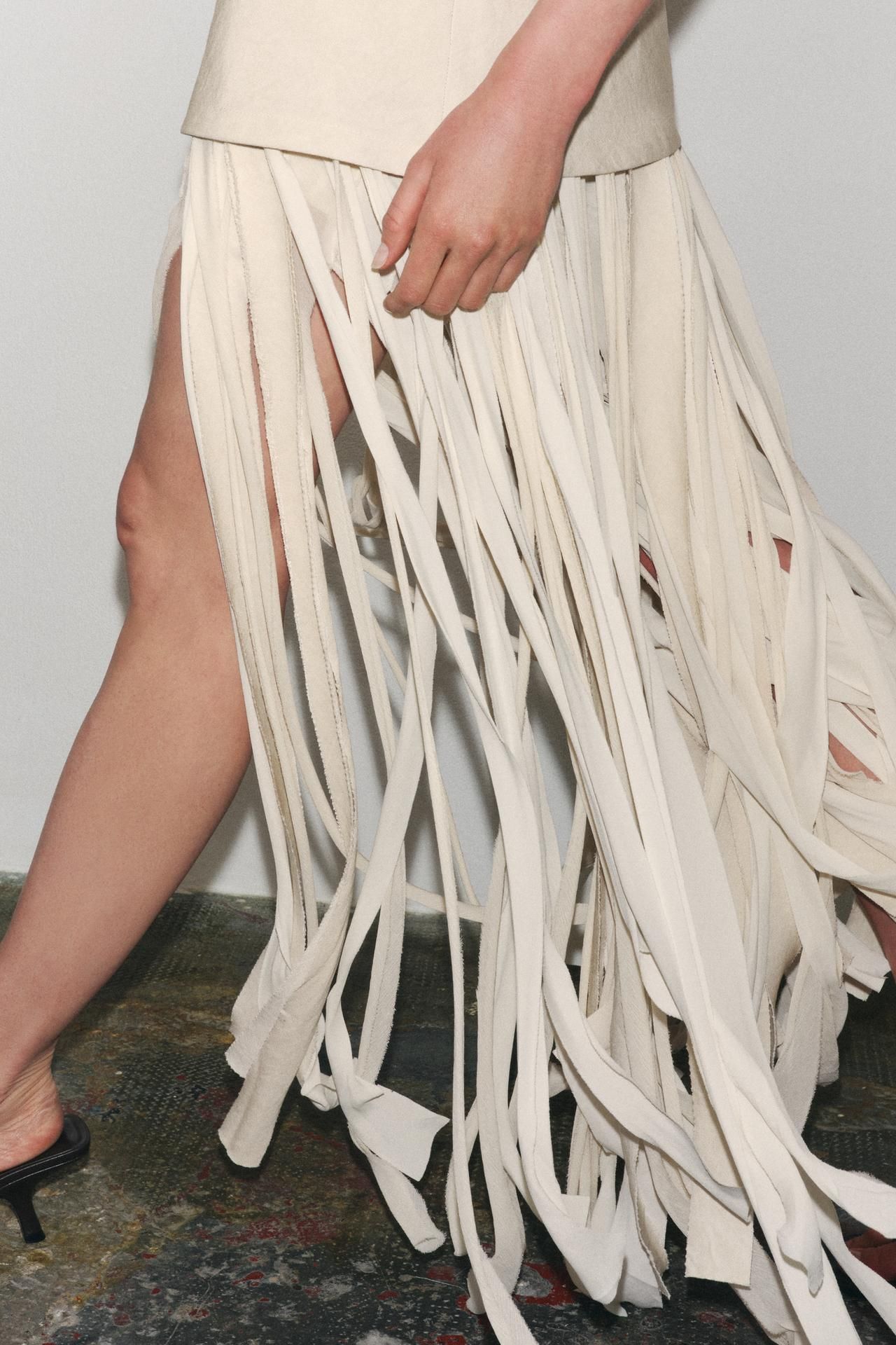 Detalle de los flecos del vestido de Zara