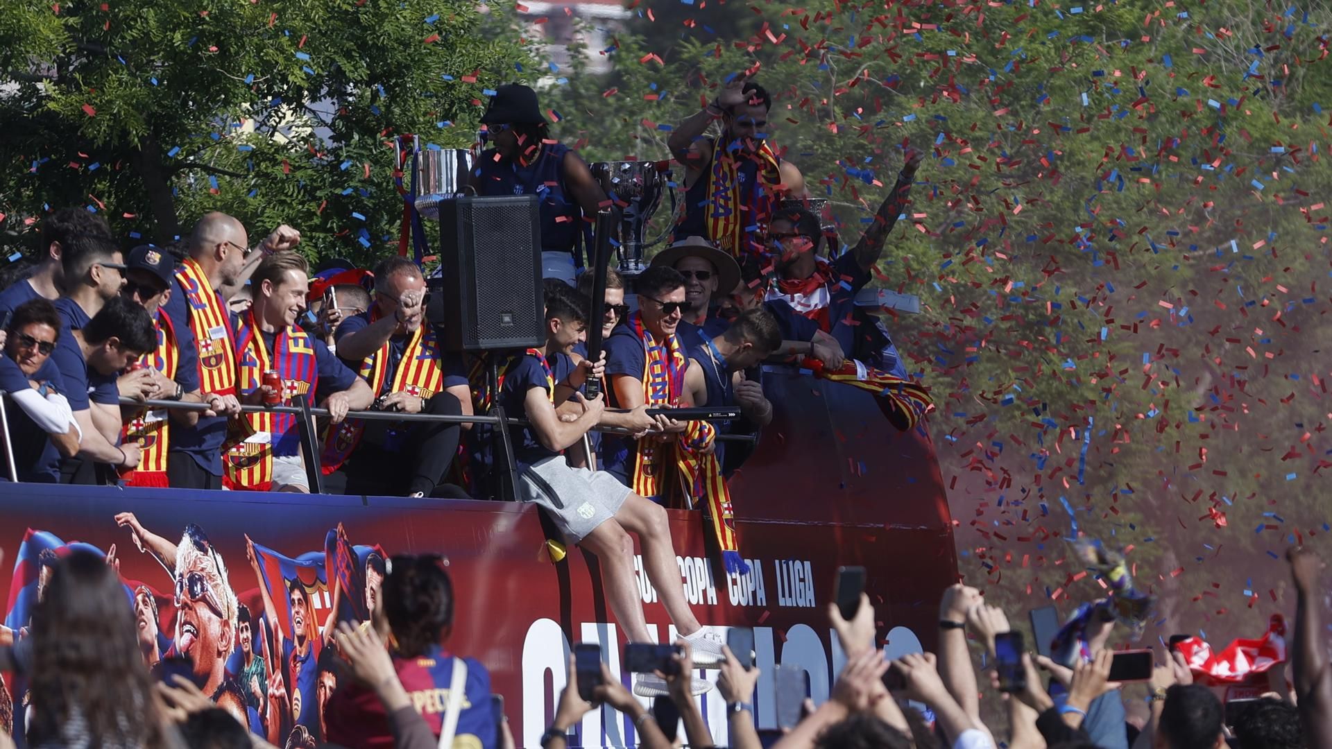 El Barça celebra su triplete nacional con una rúa por las calles de la Ciudad Condal