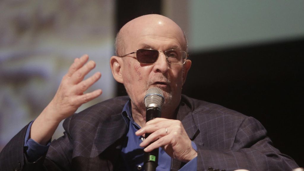 El escrito británico Salman Rushdie