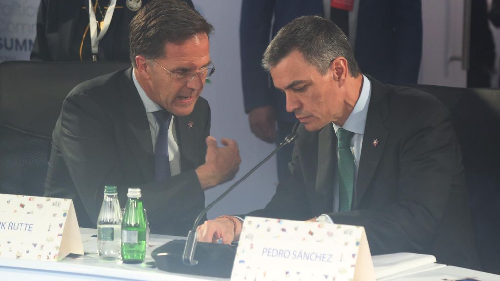 El secretario general de la OTAN, Mark Rutte, habla con el presidente del Gobierno de España, Pedro Sánchez