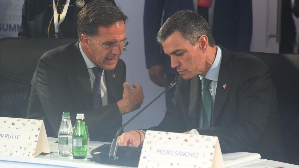 El secretario general de la OTAN, Mark Rutte, habla con el presidente del Gobierno de España, Pedro Sánchez