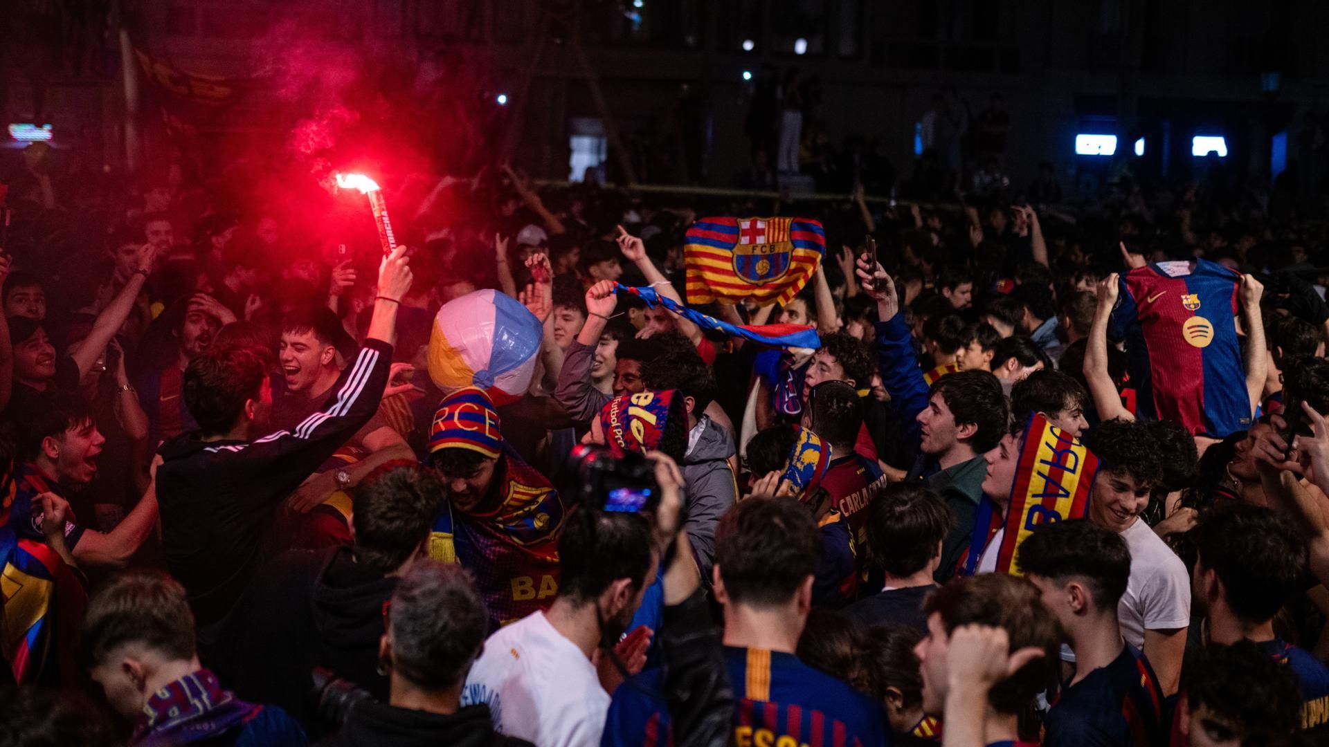 Euforia en el Barça y fiesta en Canaletas: el Barcelona se corona campeón de Liga y firma el primer triplete nacional de su historia