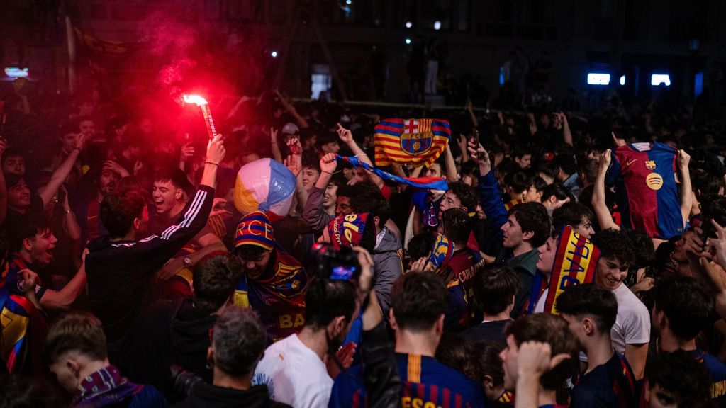 Euforia en el Barça y fiesta en Canaletas: el Barcelona se corona campeón de Liga y firma el primer triplete nacional de su historia