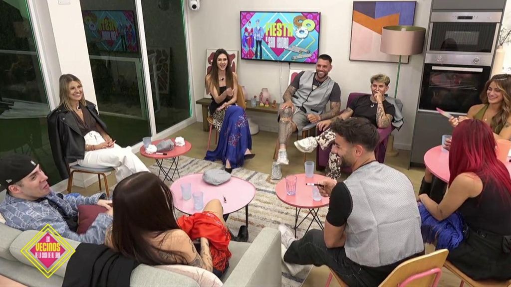 Naomi y Jorge Cyrus revolucionan su casa con el juego de las confesiones: "¿Quién ha estado con una famosa actriz? Los vecinos de la casa de al lado Temporada 2 Top Vídeos 1550