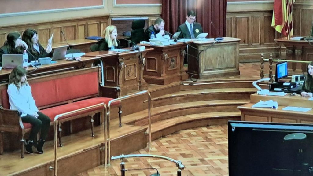 La acusada durante la primera sesión del juicio por el asesinato de su hija de cuatro años