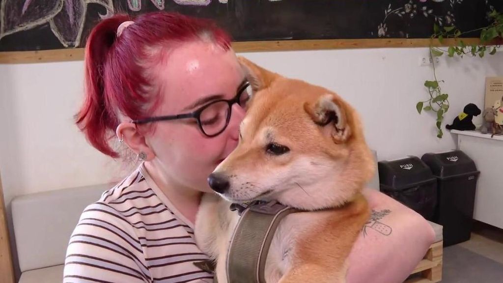 La historia de Ainhoa, víctima de acoso escolar y su perrita Brave: "Le quiero dar una vida plena porque ella lo hace conmigo"